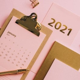 2021 pink calendar and decorations