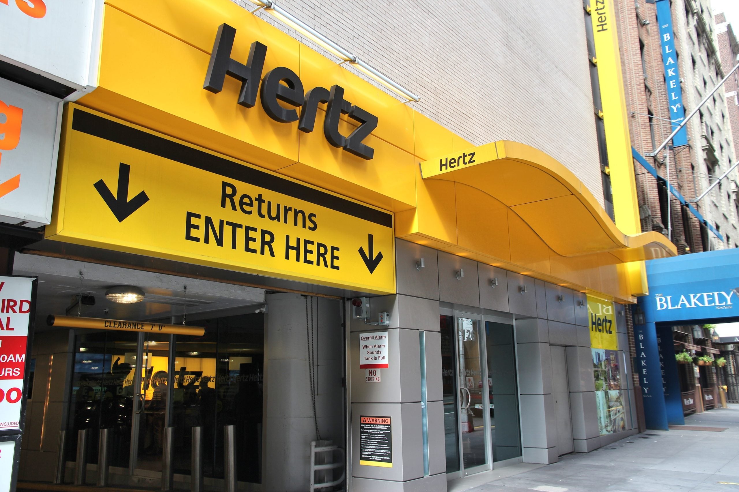 Hertz vehicle drop-off location entrance